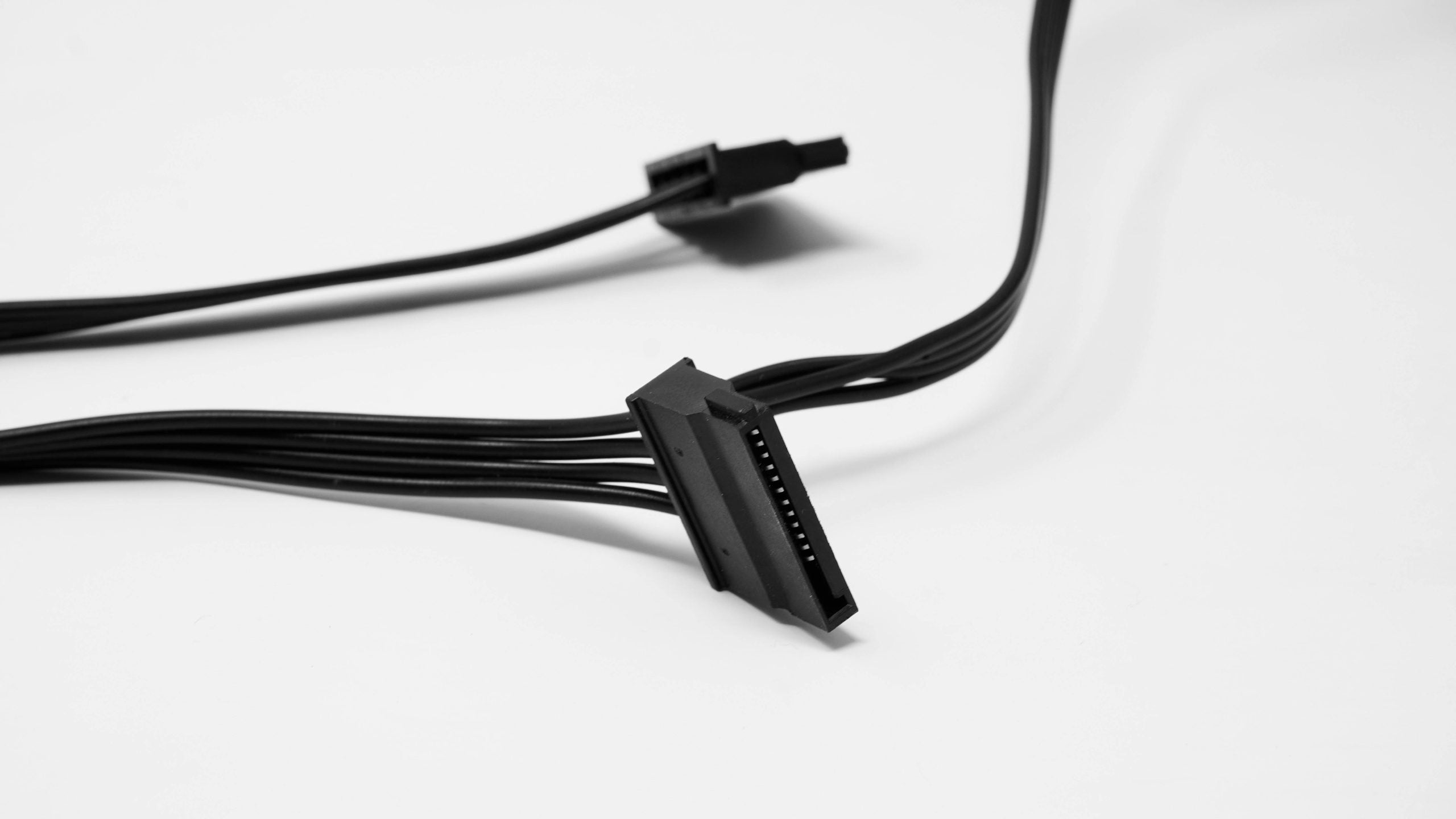 Fuente de poder GAMER NACEB na-0626 800w 80 plus bronze, Conectores: 1x 20+4pin - 2x 8pin (p4+p4) - 3x PCIe 6+2p - 4x Molex - 6xSATA