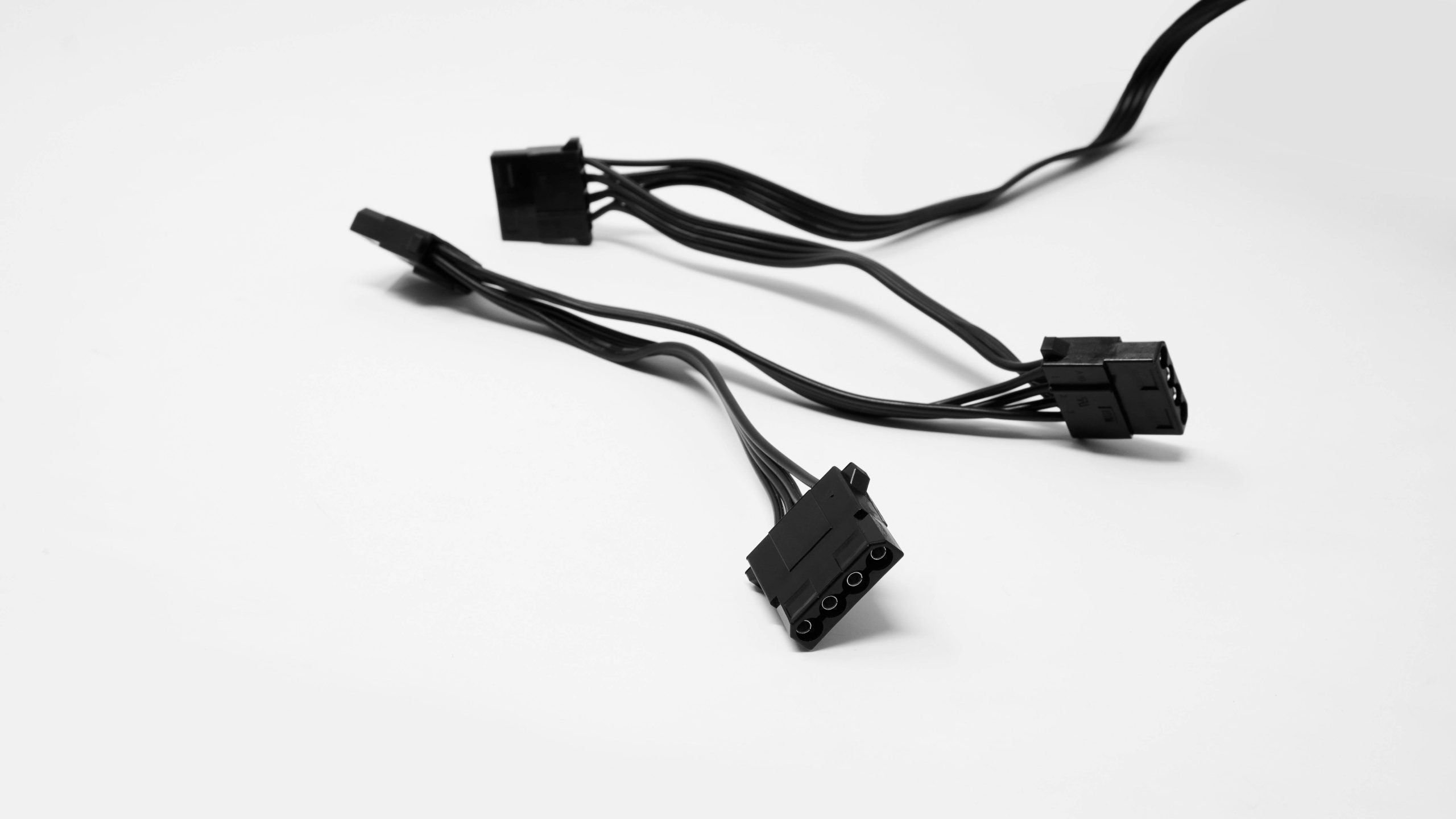 Fuente de poder GAMER NACEB na-0626 800w 80 plus bronze, Conectores: 1x 20+4pin - 2x 8pin (p4+p4) - 3x PCIe 6+2p - 4x Molex - 6xSATA