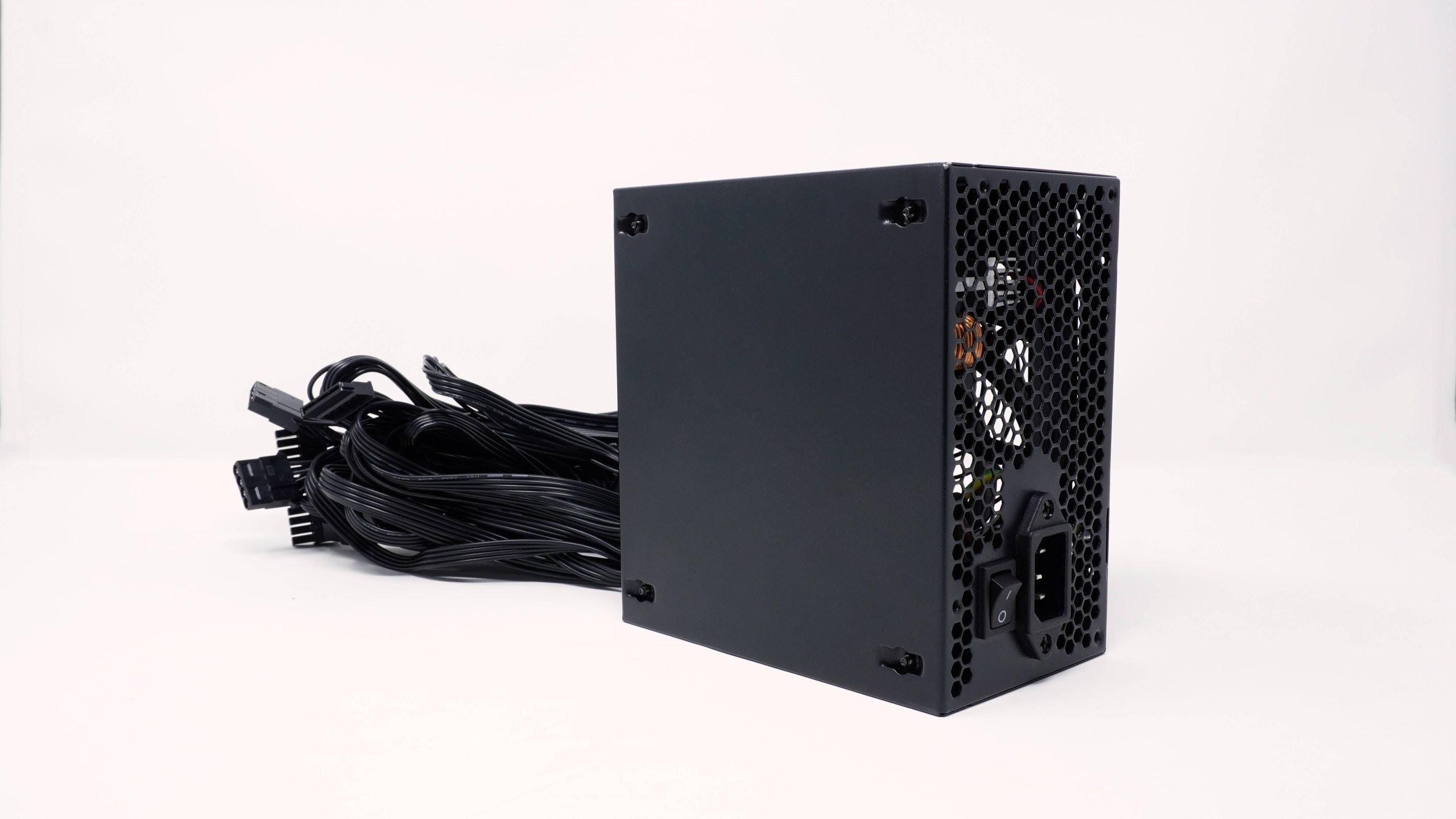 Fuente de poder GAMER NACEB na-0626 800w 80 plus bronze, Conectores: 1x 20+4pin - 2x 8pin (p4+p4) - 3x PCIe 6+2p - 4x Molex - 6xSATA