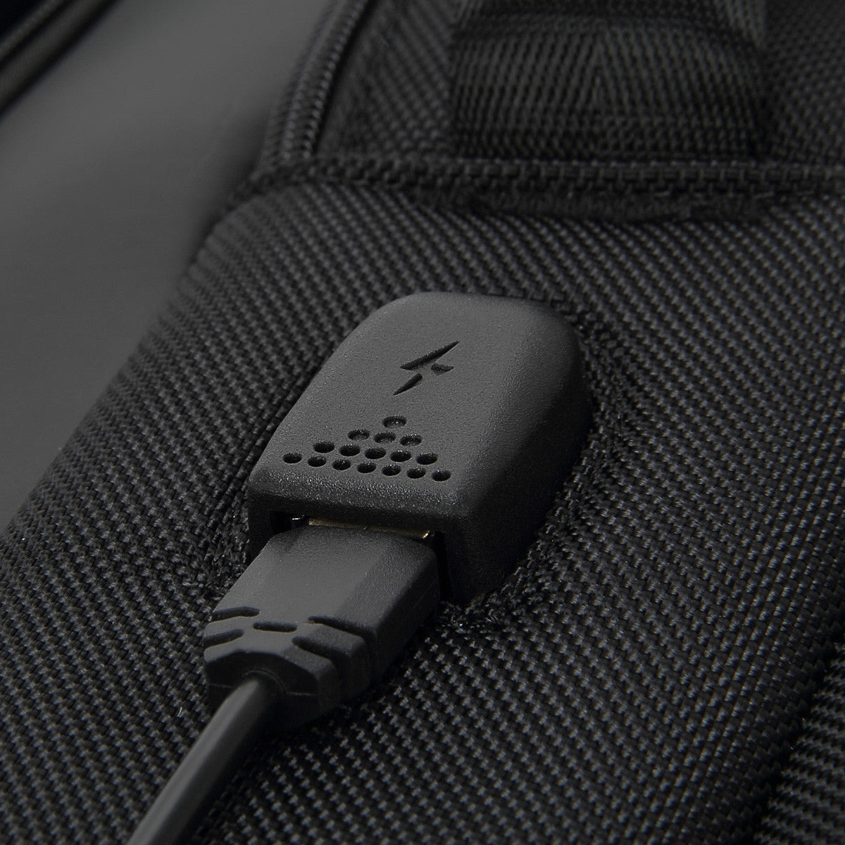 Mochila Getttech Gmb-22004 15.6"Bold Resistente Al Agua, Cable Usb, N